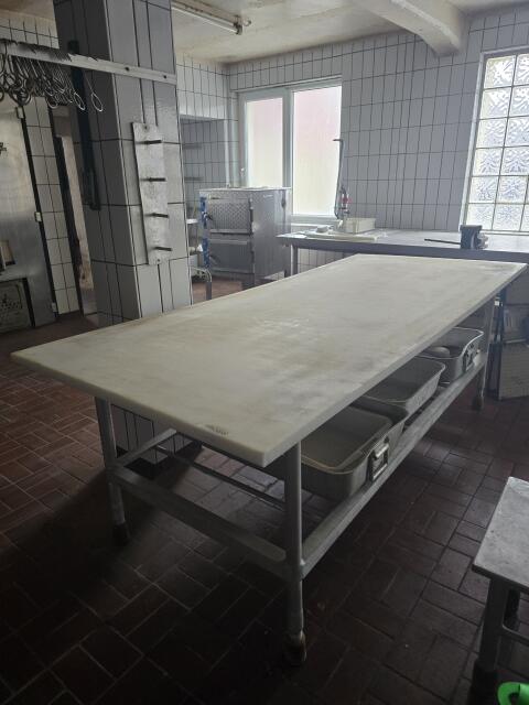 Großer Fleischertisch, Zerlegertisch, Kunststoff – Fleischer