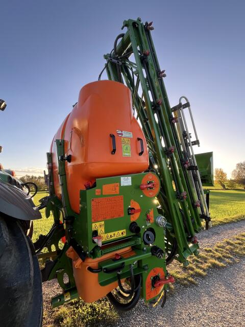 Amazone UF1501 mit 15 m Gestänge