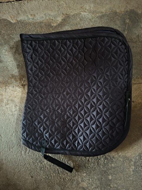 Busse Dressurschabracke, schwarz mit Muster-Steppung