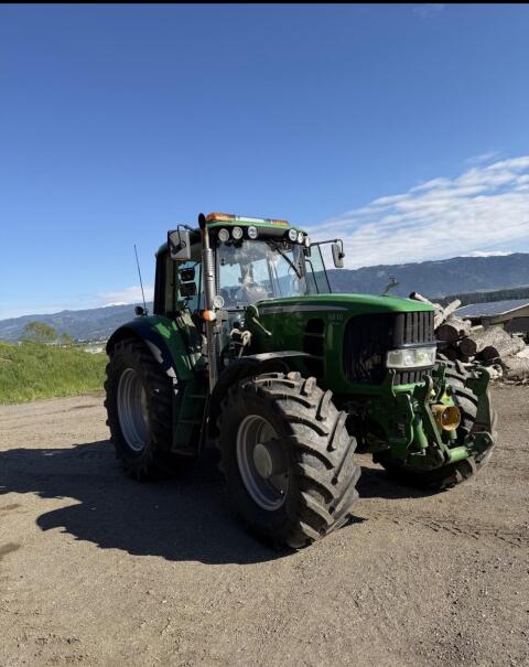 John Deere 6830