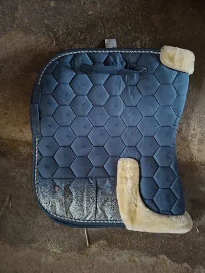 Dressurschabracke blau mit Kunstfell und Magnet-Taschen