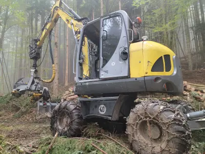 Mobilbagger Wacker Neuson EW100 mit Kesla SH 20 Harvester