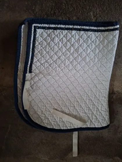 Eskadron Dressurschabracke lang Weiß mit dunkelblauem Rand