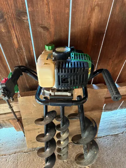 Zipper Erdbohrer mit 3 Bohrschnecken
