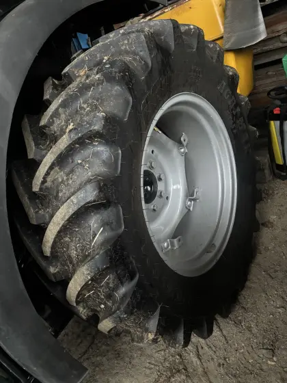 Räder, Reifen, Felgen 420/65 R 24 Zoll Steyr, Case, New Holland