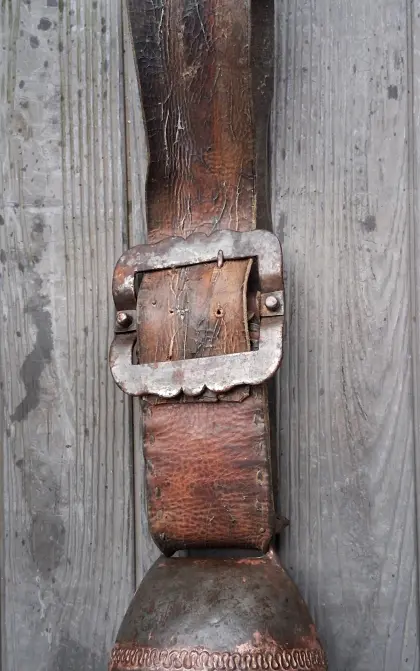 Alte Kuhglocke, Kuhschelle mit Lederriemen