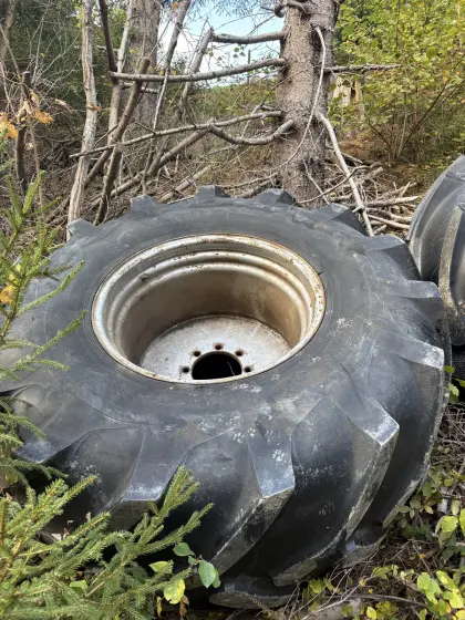 Reifen 30.5 R 32 mit Felgen, 60 % Profil