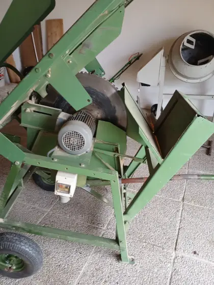 Wipp- und Tischkreissäge mit Einstellung für Brettersäumen