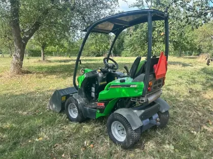 Kompaktlader Avant 225 mit Schaufel und Mähwerk