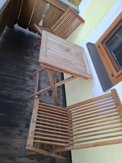 2 Holzstühle ohne Tisch