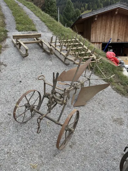 Alte Bauernhofgeräte
