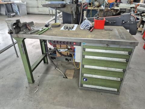 Werkbank mit Schraubstock und Schrank