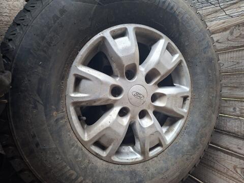 Winterreifen Bridgestone 265/70R16