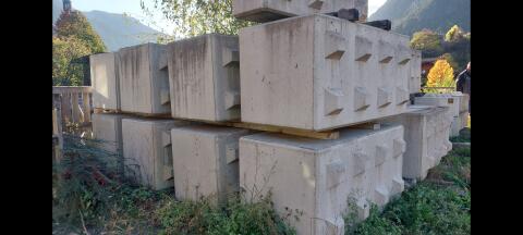 TIROL, neue Legosteine, Betonklotz, Betonmauer, Betonklötze