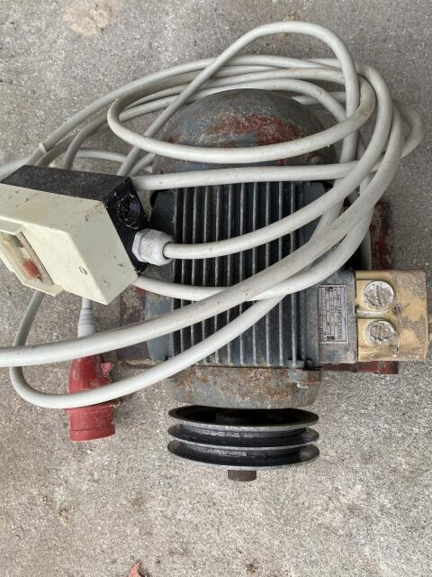 Drehstrom-Elektromotor 2,2 kW, 3 PS mit Riemenscheibe und Schalter