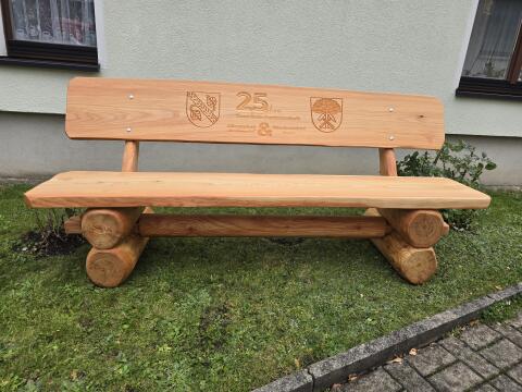 Neu. Bank mit individueller Gravur, Lärchenholz
