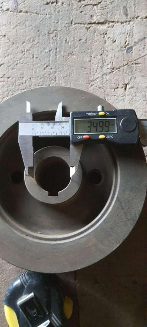 3-rillige Keilriemenscheibe 18 cm Dm., Bohrung 35 mm Dm.