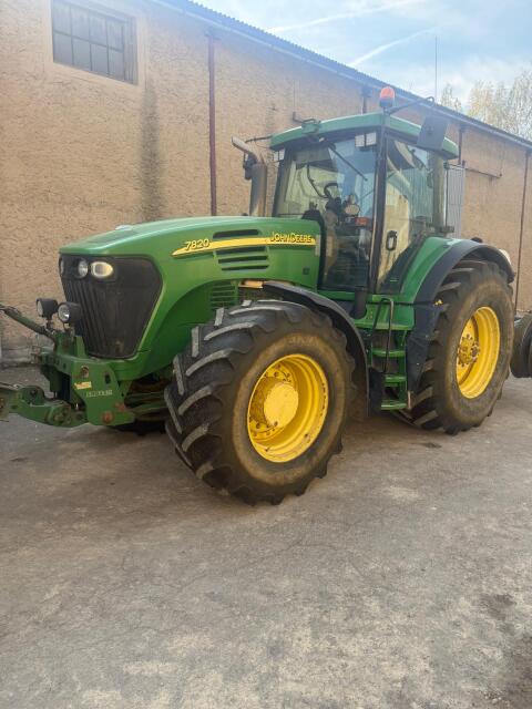John Deere 7820