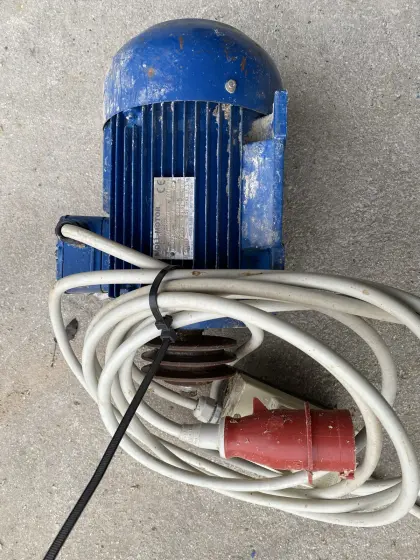 Drehstrom-Elektromotor 2,2 kW, 3 PS, 400 V mit Riemenscheibe