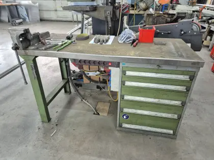 Werkbank mit Schraubstock und Schrank