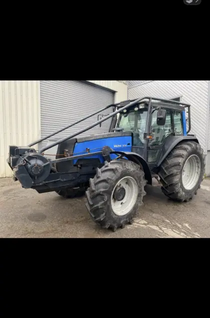 Valtra 8150 Traktor mit Forstverbau und Ritter Seilwinde