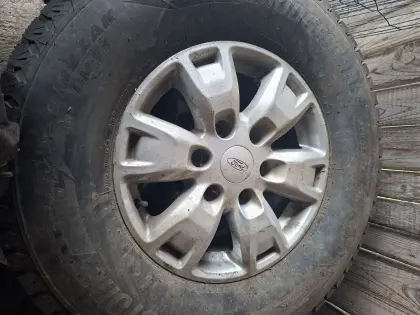 Winterreifen Bridgestone 265/70R16