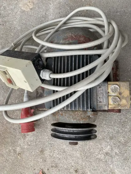 Drehstrom-Elektromotor 2,2 kW, 3 PS mit Riemenscheibe und Schalter