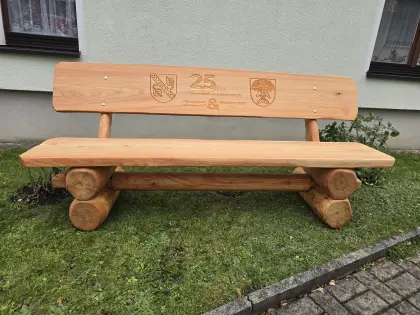 Neu. Bank mit individueller Gravur, Lärchenholz