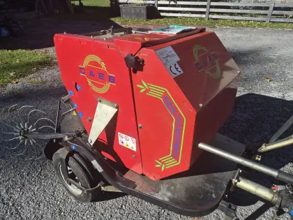 Mini-Rundballenpresse für Einachser und Motormäher von CAEB MP 550
