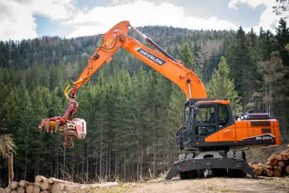 Develon DX210W-7 mit Woody 60
