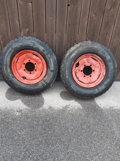 2 Anhängerräder 8.25 R20 mit 6-Loch-Felgen