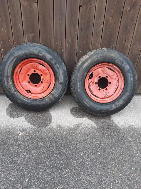 2 Anhängerräder 8.25 R20 mit 6-Loch-Felgen