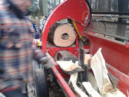 Bild 3:Feuerholz Aufbereitung mit Kegelspalter und Sägespalter