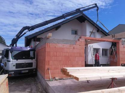 Bild 3:Holz- und Baustofftransporte mit Kran