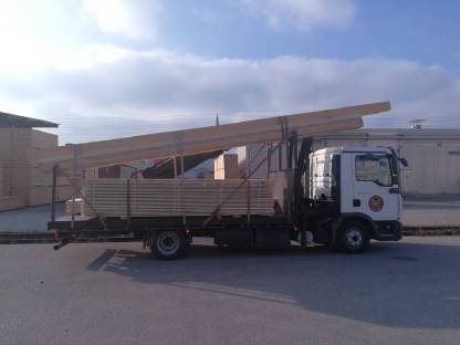 Bild 2:Holz- und Baustofftransporte mit Kran