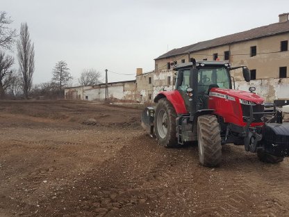 Bild 8:Maschinelle Bodenbearbeitung & Lohnarbeit