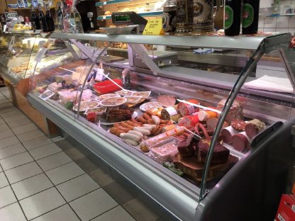 Bild 3:Ladentheke und Geräte