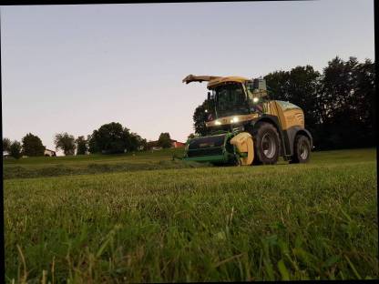 Bild 5:Übernehme Mais,Grasernte und Strohpressen