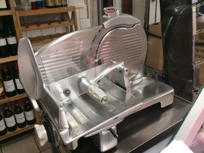 Bild 2:Ladentheke und Geräte