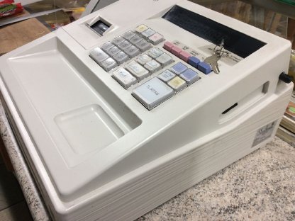 Bild 6:Ladentheke und Geräte