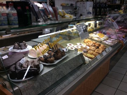 Bild 4:Ladentheke und Geräte