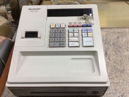 Bild 7:Ladentheke und Geräte