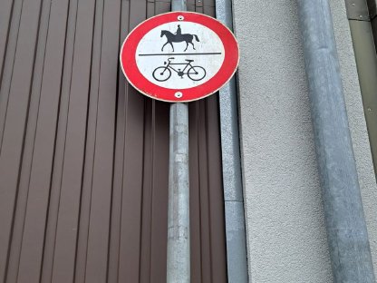 Verbotstafel Reiten/Fahrradfahren