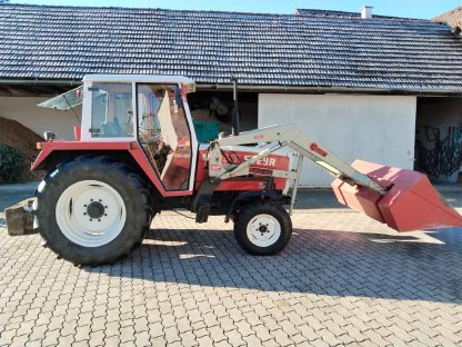 Traktor Steyr 8070 mit Frontlader und Heckgewicht