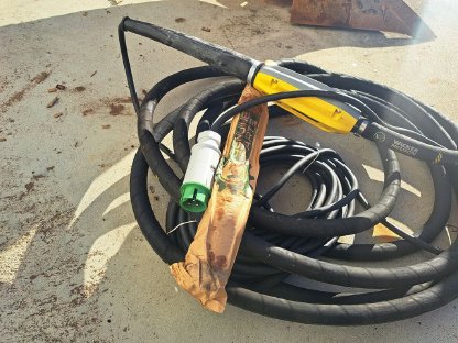 Bild 2:Betonrüttler mit Kabel
