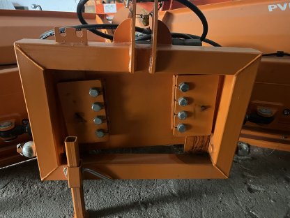 Bild 2:Stekro K203 Vario Schneepflug