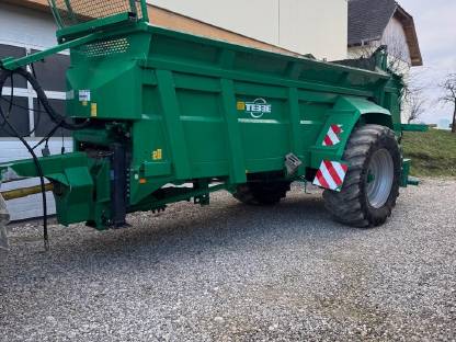 Bild 2:Ausbringung von Mist, Kompost, Kalk und Klärschlamm