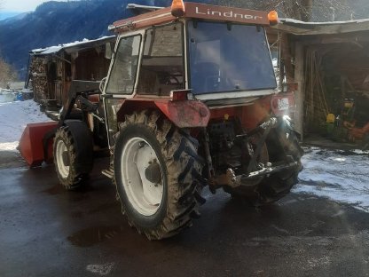 Bild 2:Lindner 1650 A mit Frontlader und Hochdach