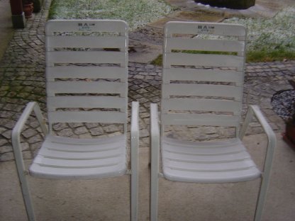 Bild 4:Tisch mit zwei Sesseln