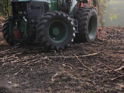 John Deere 6820 S mit Forstverbau und -bereifung